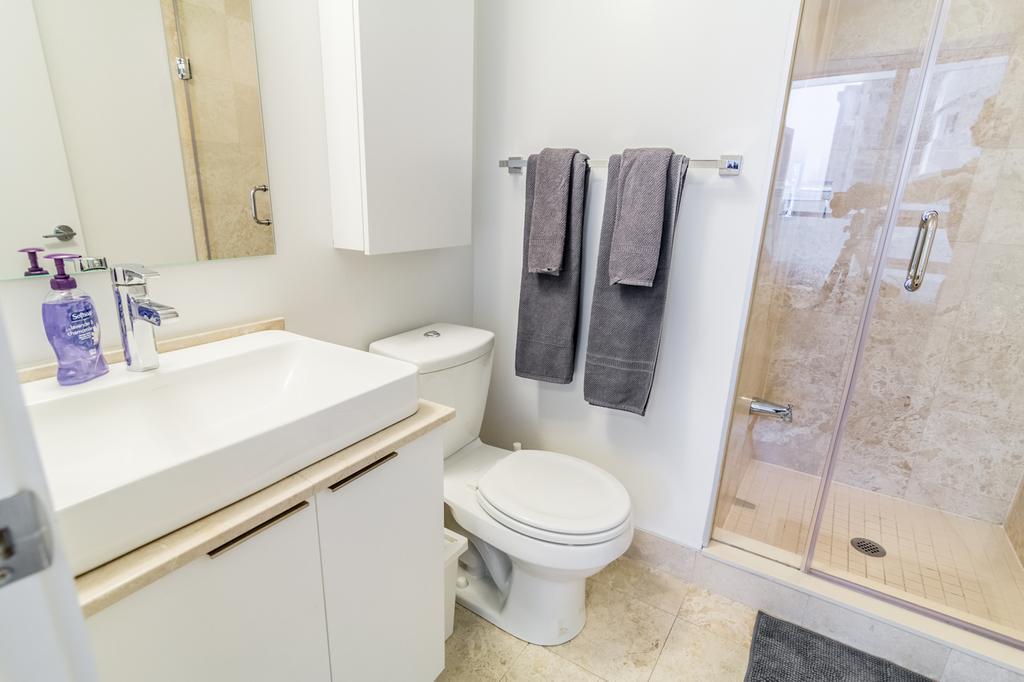Aoc Suites - Two Bedroom Condo - City/Cn Tower View 토론토 외부 사진