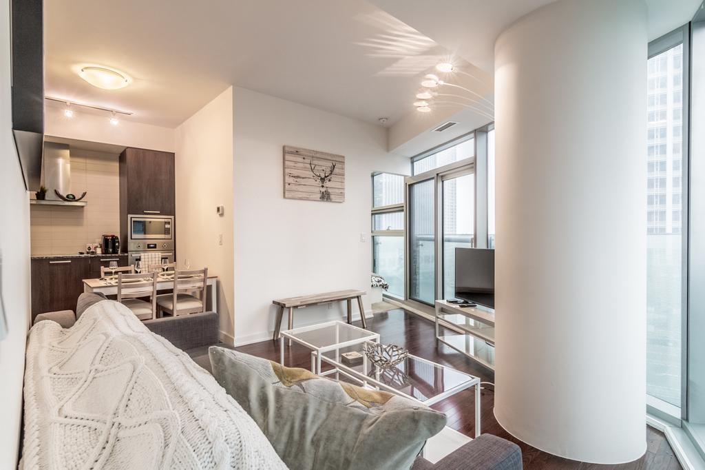 Aoc Suites - Two Bedroom Condo - City/Cn Tower View 토론토 외부 사진