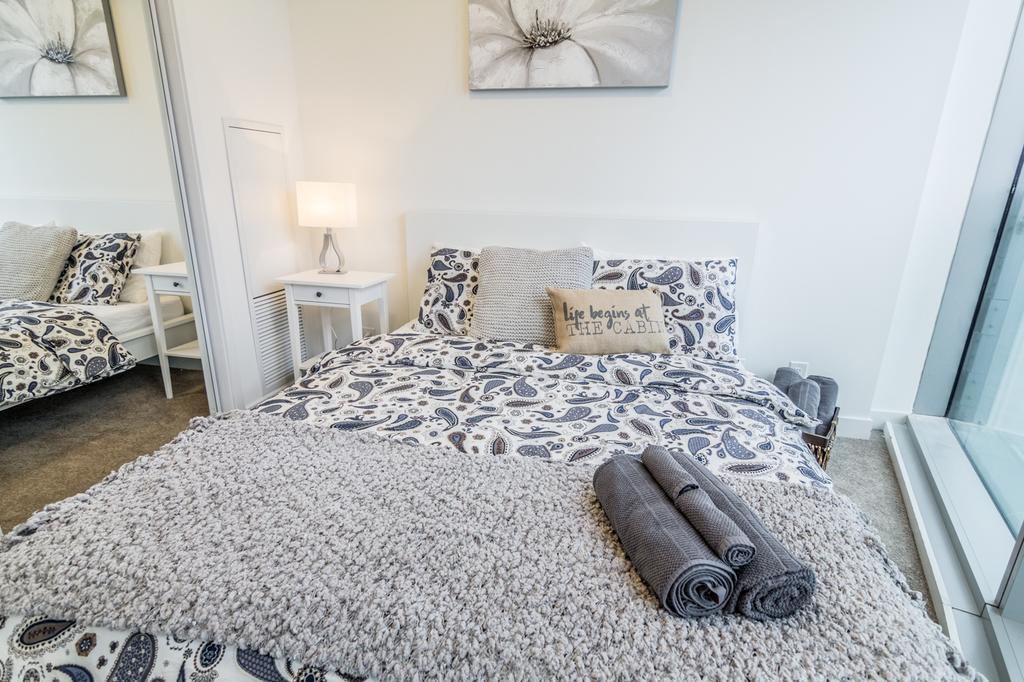 Aoc Suites - Two Bedroom Condo - City/Cn Tower View 토론토 외부 사진