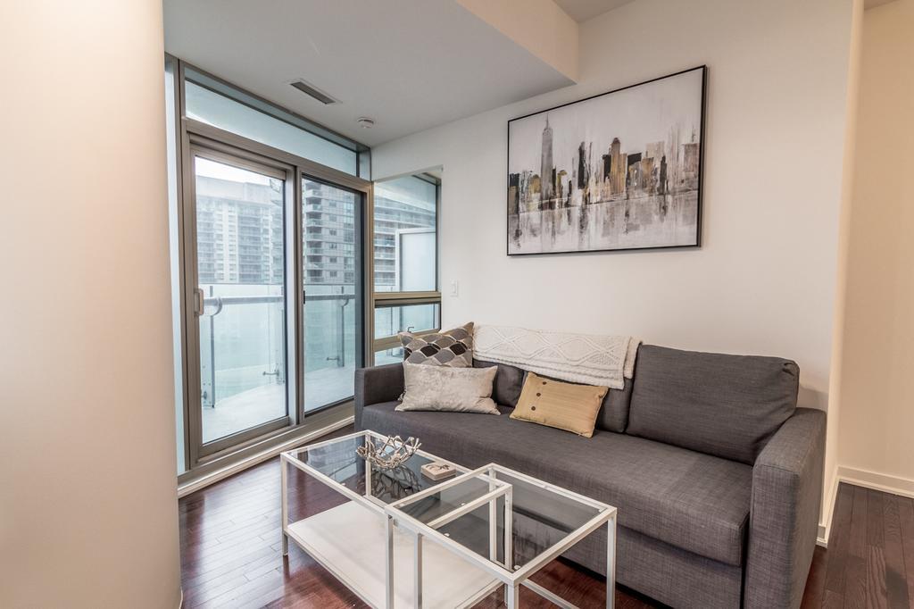 Aoc Suites - Two Bedroom Condo - City/Cn Tower View 토론토 외부 사진