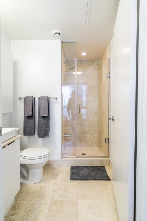 Aoc Suites - Two Bedroom Condo - City/Cn Tower View 토론토 외부 사진