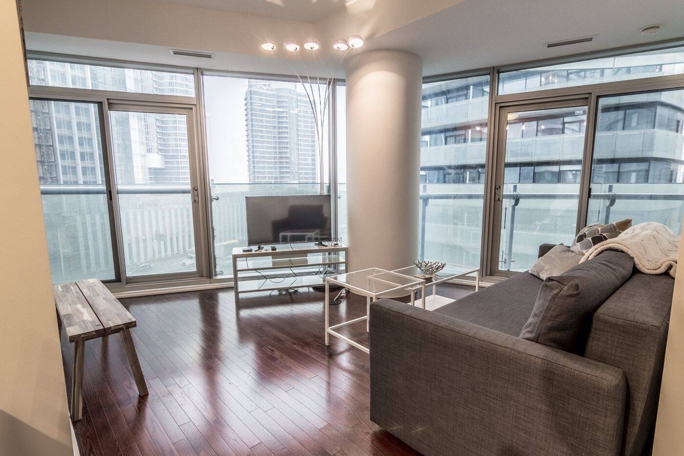 Aoc Suites - Two Bedroom Condo - City/Cn Tower View 토론토 외부 사진